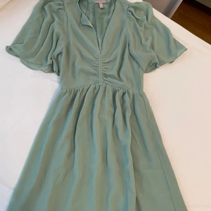 Säljer denna söta blusklänningen ifrån H&M🥰♥️ - Använd 1 gång. Bra skick! Grön/mint Strl S (passar XS) 