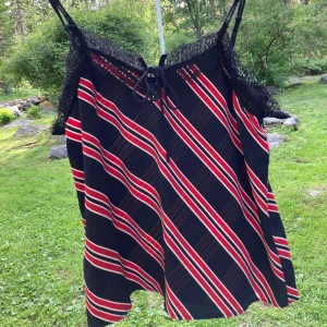 Fint vintage linne  - Fint randigt linne som är skönt att ha på varma sommar dagar. Linnet är i bra skick och sällan använt. Fin spets kant på övre delen av linnet.