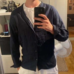 Uniqlo- mörkblå 100% linneskjorta  - Tja säljer ju min riktigt snygga 100% linneksjorta från uniqlo i färgen mörkblå. Den är i väldigt fint skick, köpte den för 600 kr och säljer för 299. Och pris är diskuterbart /olle 