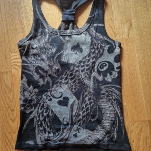 Linne med drake print - Nytt Tror det står att det är storlek L men passar mig som är xs-s. 