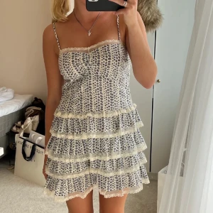 Klänning med volanger  - Jätte fin klänning med volanger🩷 Osäker om jag vill sälja så säljer endast vid bra bud🩷Hogsta bud: 900kr