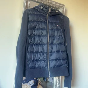 tommy hilfiger jacka - jacka/väst med armar ifrån tommy hilfiger! Jätte fint skick. Knappt använd. Köpt för runt 2000kr men säljer billigt eftersom den inte kommer till användning!