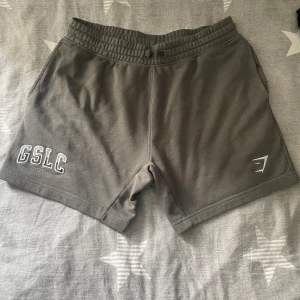 Gym shark shorts - Fick i present, använda fåtal gånger. Storlek M  pris  200kr