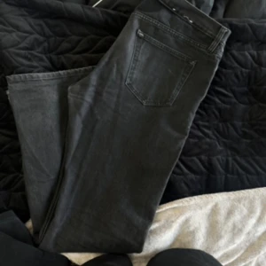 hope jeans - Svarta jeans från hope i en vid o rak modell. Skick 8/10