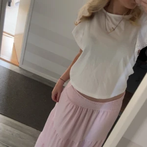 Gullig Topp - En jätte gullig topp med söta detaljer på ärmarna. S  HM 