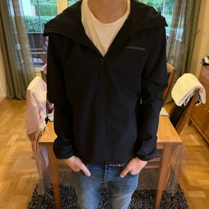 Peak Peformance jacka  - Hej, säljer nu min Peak Peformance regn jacka då jag inte använder den längre. Jackan är köpt på Intersport för 2000kr. Modellen är 180cm lång och  väger 61kg. Skick 9/10.