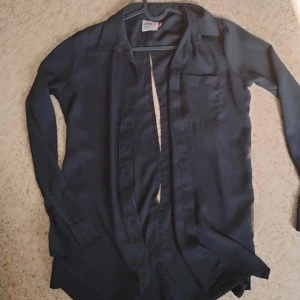 Tunika/ skjorta  - En jättesnygg skjorta med sleeve bak i ryggen, storlek m/ S , är aldrig använd