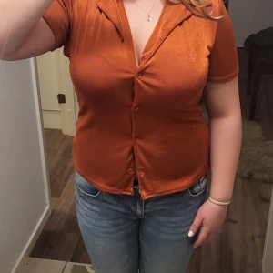 Söt figursydd blus - Jättesöt damskorta som passar perfekt till både vardag och arbete. Passar perfekt till viben officesiren. Skortan har en liten fläck på baksidan men iget man tänker på💝 Hör gärna av er om ni har frågor💞