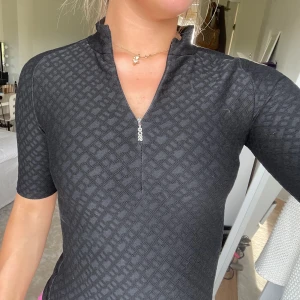 Hugo boss tröja  - Hugo Boss tröja med dragkedja köpt för 800 och endast använd en gång!💖