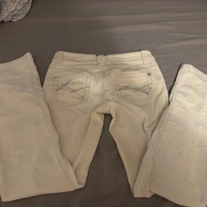 Vita River island jeans  - Säljer mina så sjukt fina river island byxor då jag tyvärr inte gillar hur dom sitter på mig💕använd endast en gång.