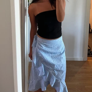 Blåvit blommig kjol - Mycket fint skick då den endast är använd ett fåtal gånger 💖