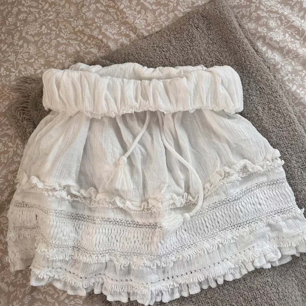 En jätte söt sommar kjol som jag inte får användning av, brukar vika ner den då det ser finare ut oxy är jätte söt nu till sommaren. Hameet.