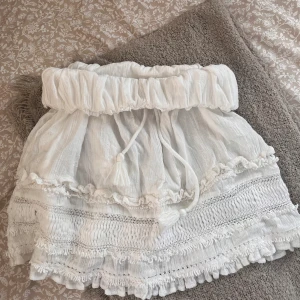 Sommar kjol - En jätte söt sommar kjol som jag inte får användning av, brukar vika ner den då det ser finare ut oxy är jätte söt nu till sommaren