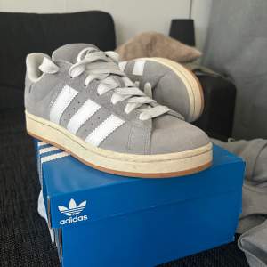 Adidas campus i bra skick! Billigaste på marknaden. En liten snabb tvätt så är de som nya!