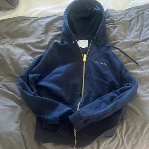 Axel Arigato Zip Hoodie - Otroligt snygg zip hoodie från Axel Arigato. Nypris: 1700kr, använt skick. 