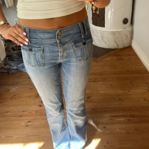 Lågmidjade jeans - Midjemått(rätt över): 35 Innerbenslängd: 73 Modellen är: 170  Skriv om ni har några frågor💗//Perfectjeans