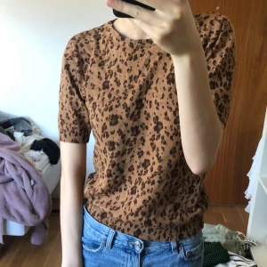 Leopard tröja 🫶🏻🤩 - Snyggaste leopardmönstrade t-shirten i ett stickat material!!! Perfekt topp till alla tillfällen 🫶🏻❣️Storlek xs men väldigt stretchig så funkar nog för större storlekar också 💝använt skick och drf något nopprig men inget som syns speciellt mkt ❤️