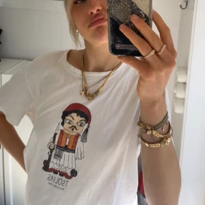  tröja från sommar grekland med coolt tryck! - grekland tröja - sälja ingenstans i Sverige ! Storlek XS , S , M , L , beroende på hur man vill att passformen är! Supercoolt TRYCK ! Vit - röd 🌹 🌹 🌹 