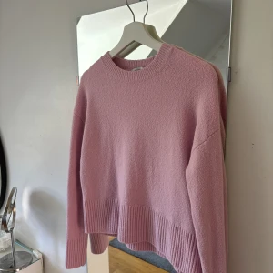 & other stories stickad tröja  - & other stories stickad tröja i superfin färg. Används inte längre. 