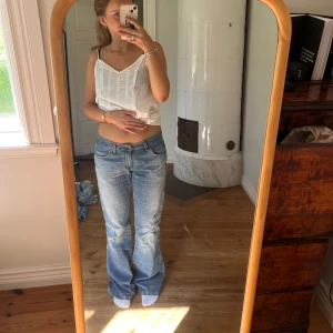 Lågmidjade jeans - Midjemått(rätt över): 39 Innerbenslängd: 83 Modellen är: 168  (OBS, hål vid rumpan. Där av priset)  Skriv om ni har några frågor💗//Perfectjeans