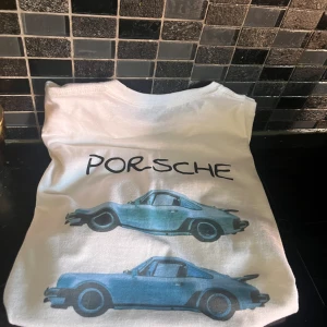 Tröja med tryck - Säljer denna feta tröjan med Porsche tryck på ryggen. Skicket är precis som nytt. Säljer då den inte passar mig. Står S på lappen men sitter mer som M skulle jag säga. Pris går att diskutera. 