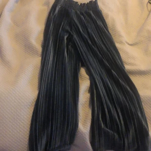Mörkblåa mysiga byxor - Hej! Här har vi ett par alldeles underbara mörblåa byxor 👖 De här byxorna är i strl 130!😄 De har tyvärr blivit för små för både mig o min lillasyster! På bild 2 o 3 är det min lillasyster som ställer upp!🤗😆Frakt= 15kr!