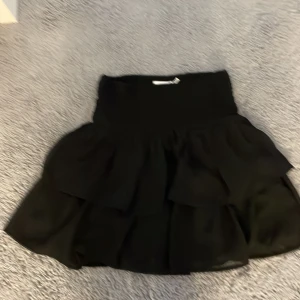 Svart kjol - Bra skick, lite stor i midjan