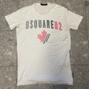 Dsquared2 t shirt - Säljer denna dsquared2 t shirt i storlek S helt ok skick kolla bild 2,3 299kr