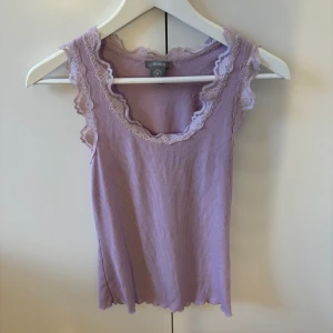 Lila spets linne  - Lila spets linne i storlek XS från Lindex. Fint skick men tecken på användning. 