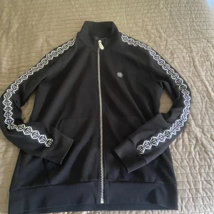 Philip plein kofta - Den är äkta( köpt för 7000kr) men tyvär finns inget kvitto men kan se den är äkta,  Den är xl som passar både xl och L, vid snabb affär kan gå ner lite i pris