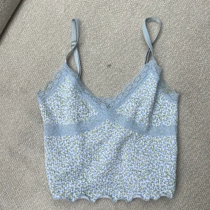 Blommig top  - Säljer min fina blommiga topp som är i väldigt gott skick och använd 1-2 gånger. 