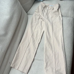 Beiga kostym byxor  - Dessa highraise kostym byxor är i väldigt gott skick, inga fläckar över huvudtaget. Jag säljer dem eftersom jag har växt ur dem. 