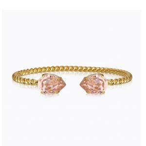 Caroline svedbom  - Helt oanvänt Caroline svedbom armband med rosa stenar, säljer då jag har ett liknande. Nypris 795💕(kartong osv medkommer)