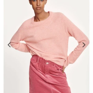 Kashmir tröja - En underbar rosa Kashmir tröja från samsoe samsoe, nypris 2400. Storlek M. Den är använd men fortf i fint skicka, lite nopper förekommer. Säljes för 1000 kr 