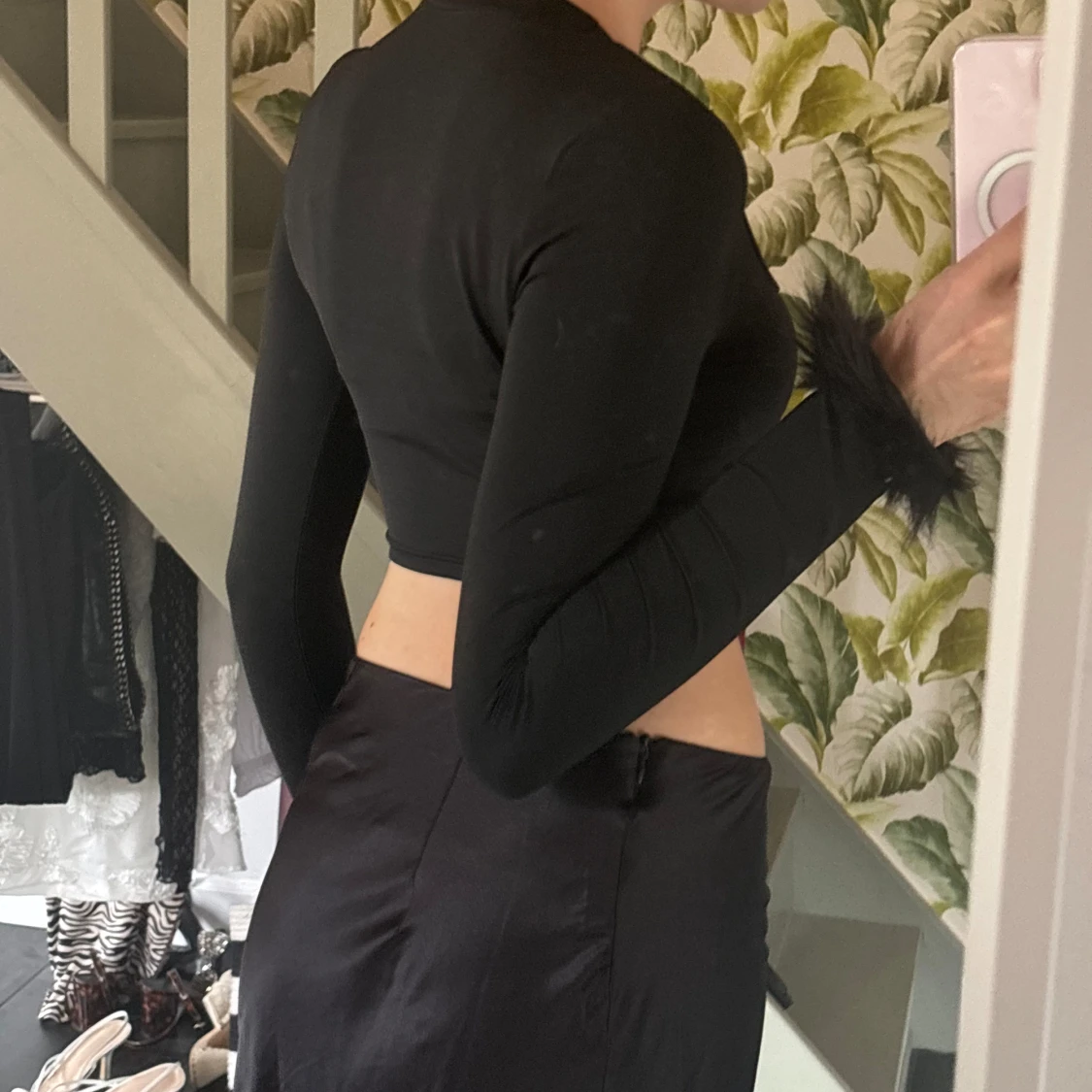 Svart topp med pälsdetalj - 91