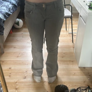 Jeans - Låg midjade jeans. Säljer för att dom aldrig kommer till användning. Tryck gärna på köp nu💕