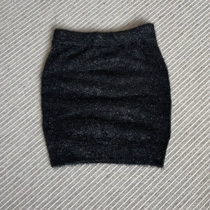 Svart kjol - Helt oanvänd svart glittrig kjol✨ kostade 399kr från början men jag säljer för 150kr