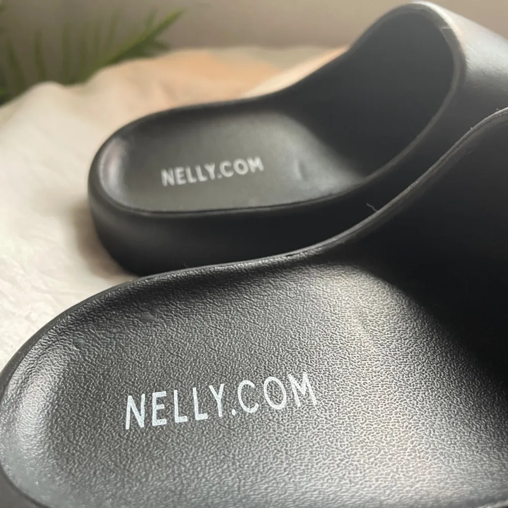 Ett par helt oanvänd tofflor från Nelly köpte för nån dag sen men passade inte så säljer dom🩷 i storlek 38. Skor.