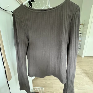 Tröja  - Så fin ribbad tröja från Gina Tricot. Storlek S. Nyskick! Den har något vidare armar vilket är så fint! Se bild 3. Nypris 300kr❣️Den är mullvadsgrå! 