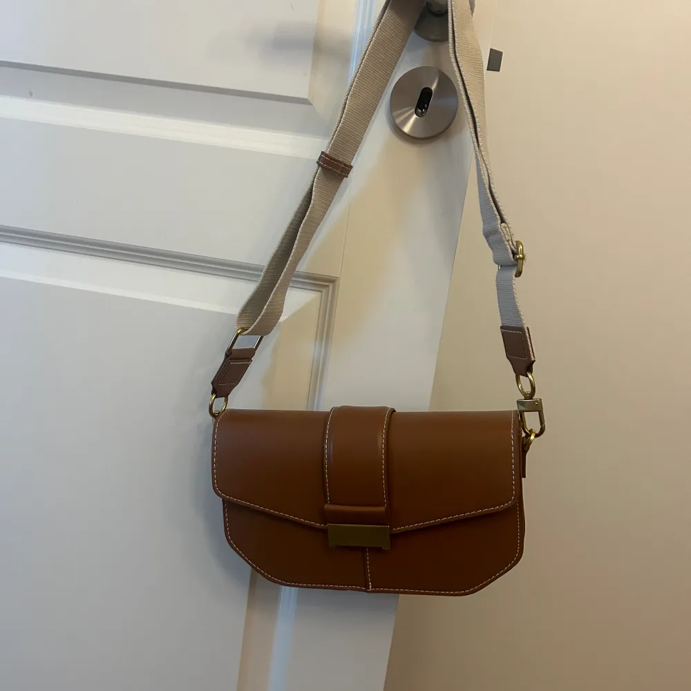 Snygg brun väska från zara.  Aldrig använd.  Kommer med två olika straps. . Accessoarer.
