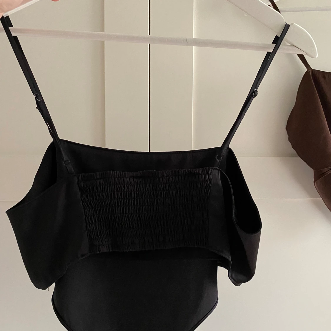 En svart topp som är triangelformad - 90