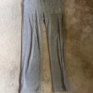 Juicy Couture byxor  - Gråa Juicy byxor. Dom hade ett litet hål i skrevet så dom är lite sydda men det är inget som syns 