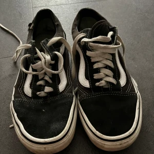Vans Oldschool - Vans oldschool i storlek 38 ganska använd skick därav det låga priset. De har fortfarande en chans till ett nytt liv och säljer dem på grund av ändring av stil