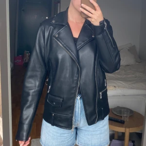 Faux skinn jacka från zara - En skinn jacka från zara man i storlek M, de två buckles som man kunde knappa på axlarna är avklippta