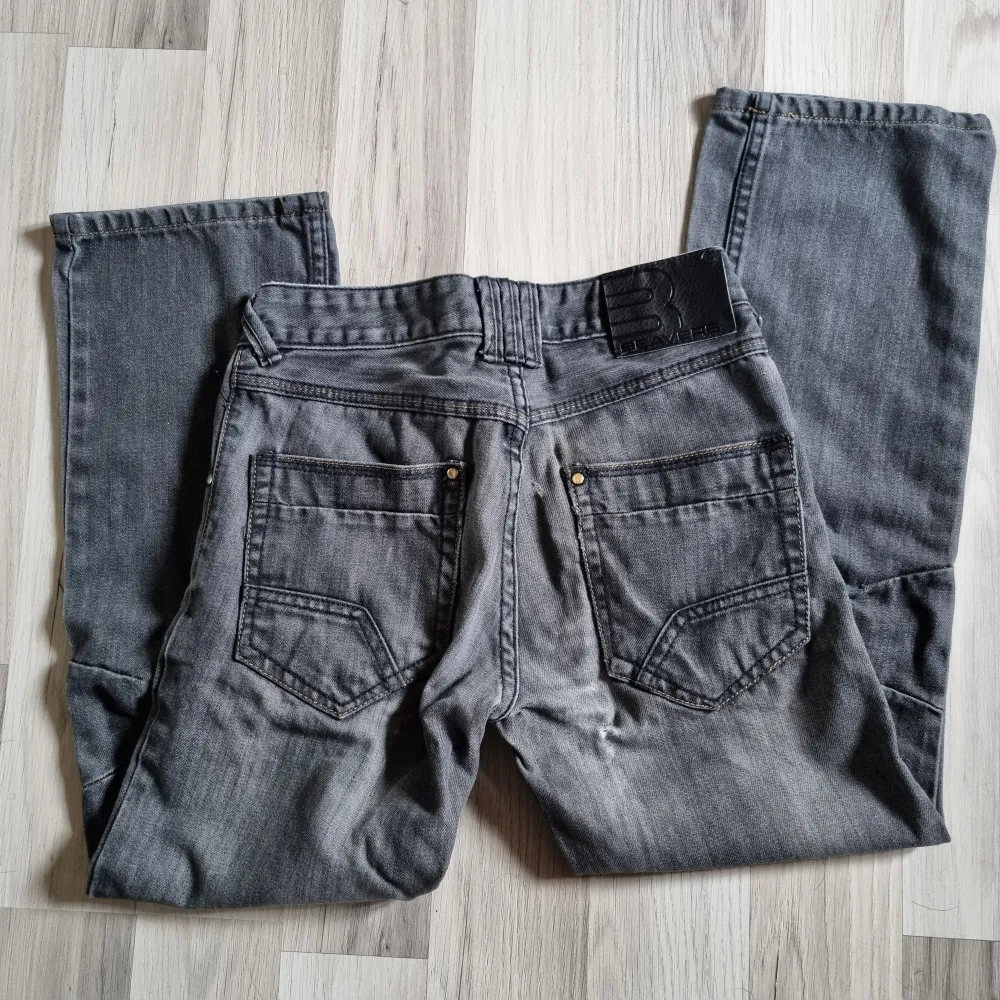 Mörkgrå jeans från Beavers i stl 146. Något slitna i rumpan,  se bild. . Jeans & Byxor.