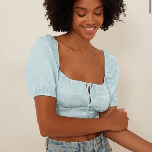 Söt topp - Fin blå topp från NA-KD, aldrig använd och lappen sitter kvar, storlek 32, passar även 34