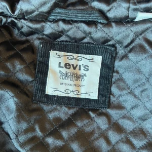 Levis jacka  - Levis jacka - vintage. Svart Manchestertyg med coola knappar. Lätt vadderad på insidan. Mycket snygg. Pris kan diskuteras 