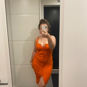 Zara klänning - Superfin orange klänning från Zara Använd fåtal gåmger Storlek M