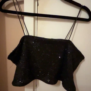 Glitter topp - Säljer denna fina fest toppen, använd men är i bra skick!!❤️❤️