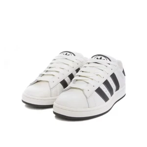 Adidas campus 00s - Oanvända campus 00s i färgen Cwhite/Cblack/Owhite. Säljer för att det är försmå och returen godkändes ej av att kartongen var i sönder 🌟(andra bilden är på mina skor i en annan storlek) 